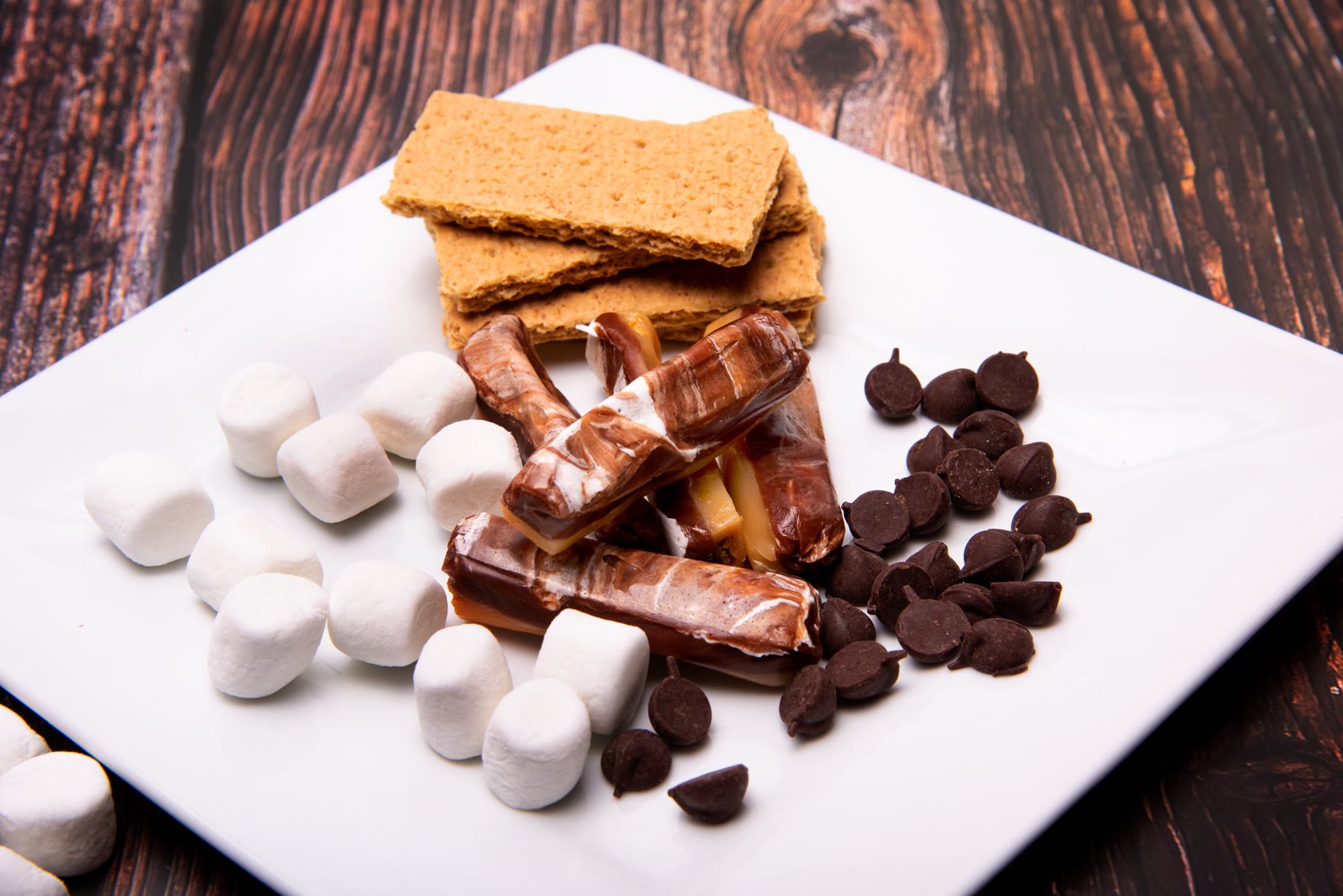 S'More caramels with marshmallows and graham crackers